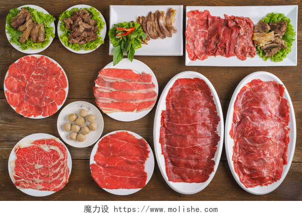 餐盘上装好的肉类配餐背景,各种牛肉菜单,切碎的新鲜牛肉,炖牛肉,肉丸,火锅,寿司或蒸锅,木桌上的肉丸